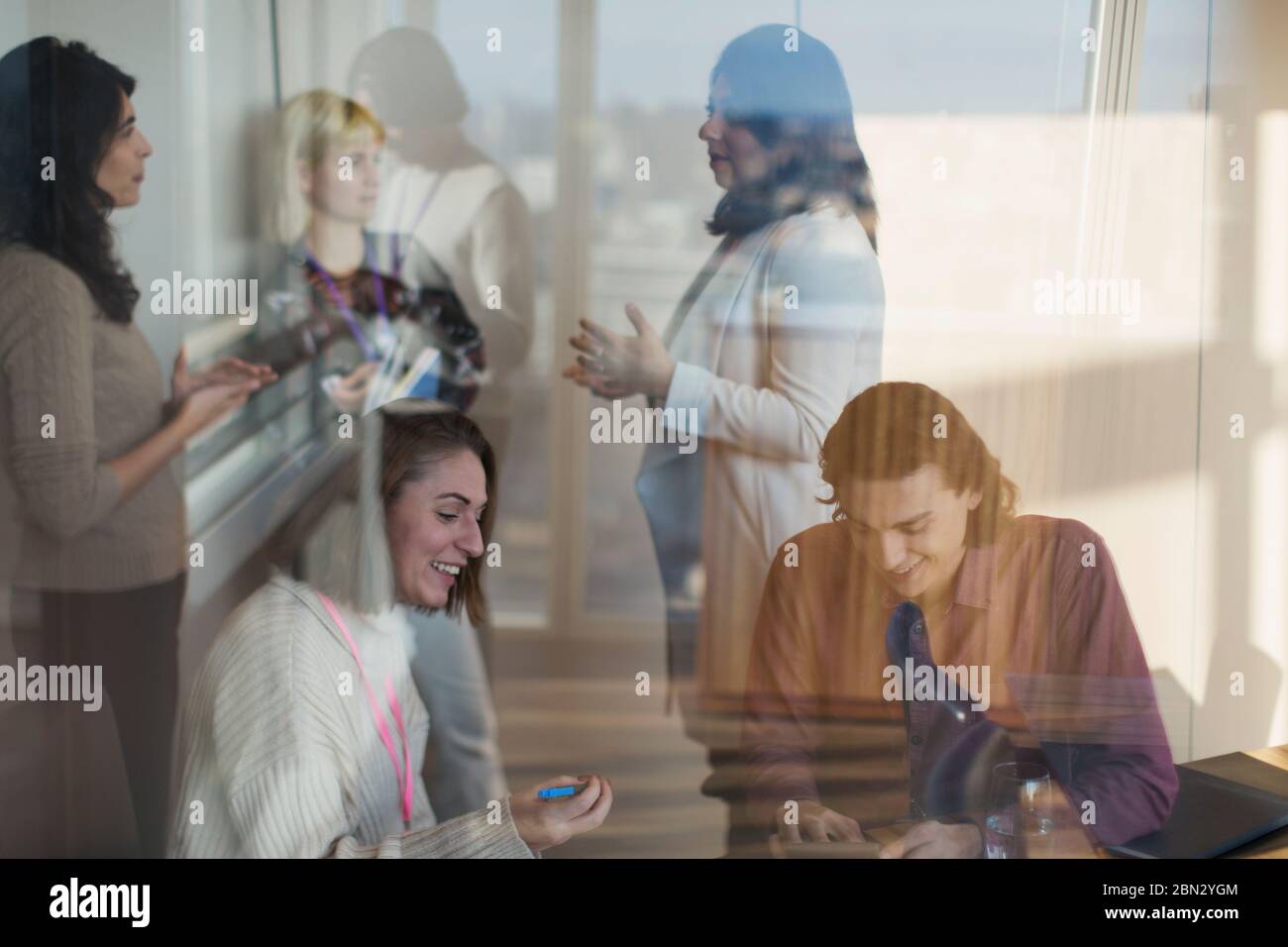 Geschäftsleute, die sich im Büro unterhalten und treffen Stockfoto