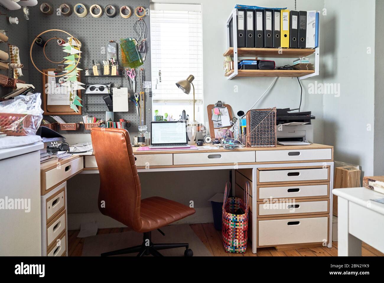 Laptop auf dem Schreibtisch im kreativen Home Office Stockfoto
