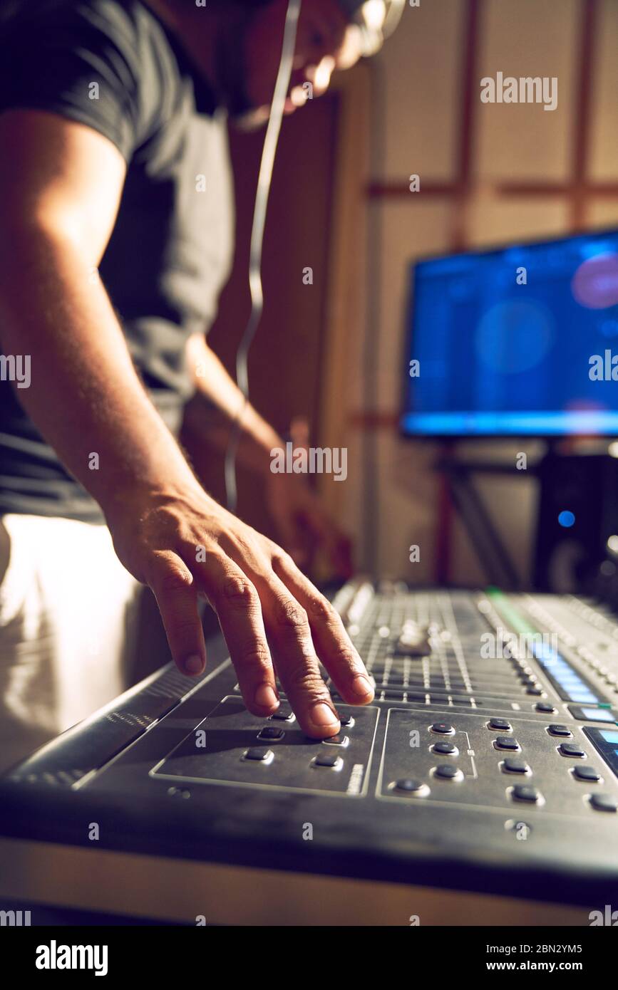 Mann, der an der Soundkarte im Aufnahmestudio arbeitet Stockfoto