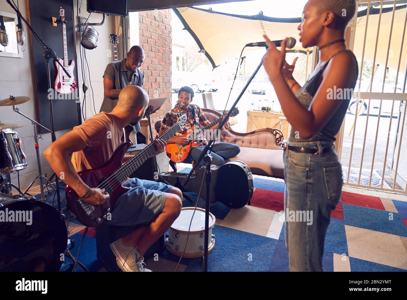 Musiker üben in Garage Aufnahmestudio Stockfoto