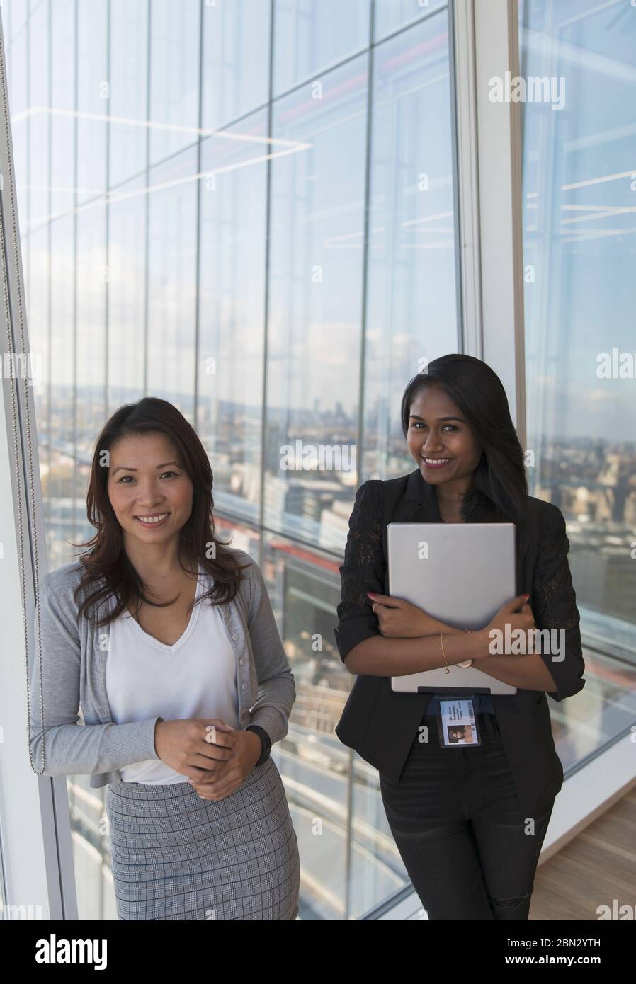 Portrait selbstbewusste Geschäftsfrau am Hochhaus Bürofenster Stockfoto
