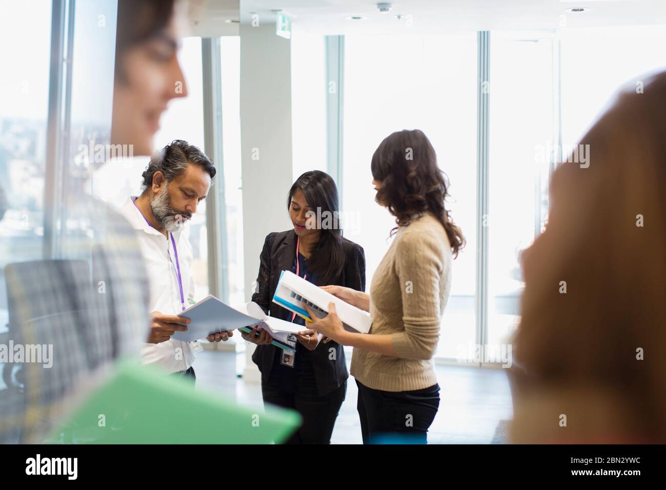 Geschäftsleute, die Überprüfung der Papierkram im Büro Stockfoto