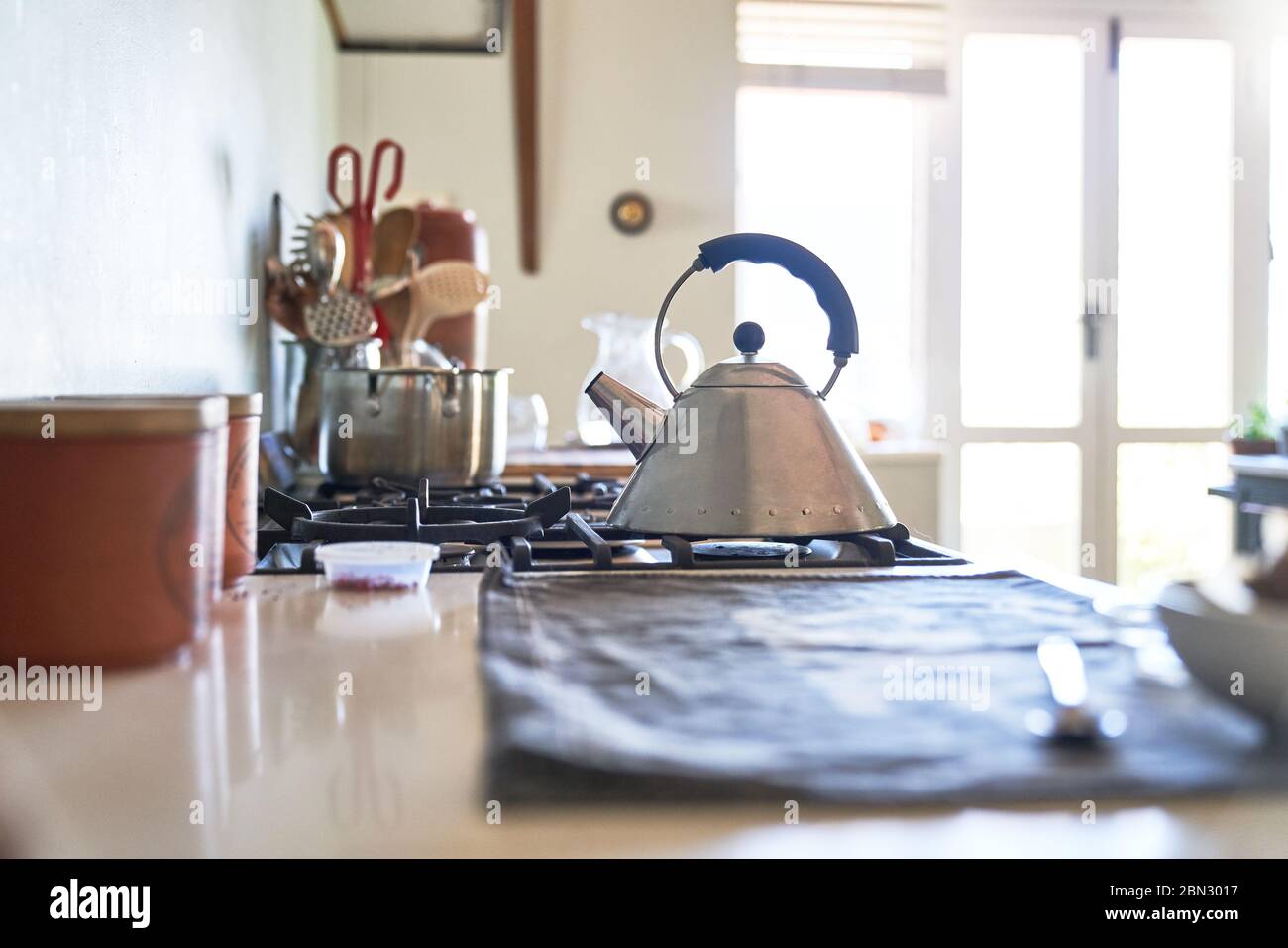 Wasserkocher auf Küchenherd Stockfoto