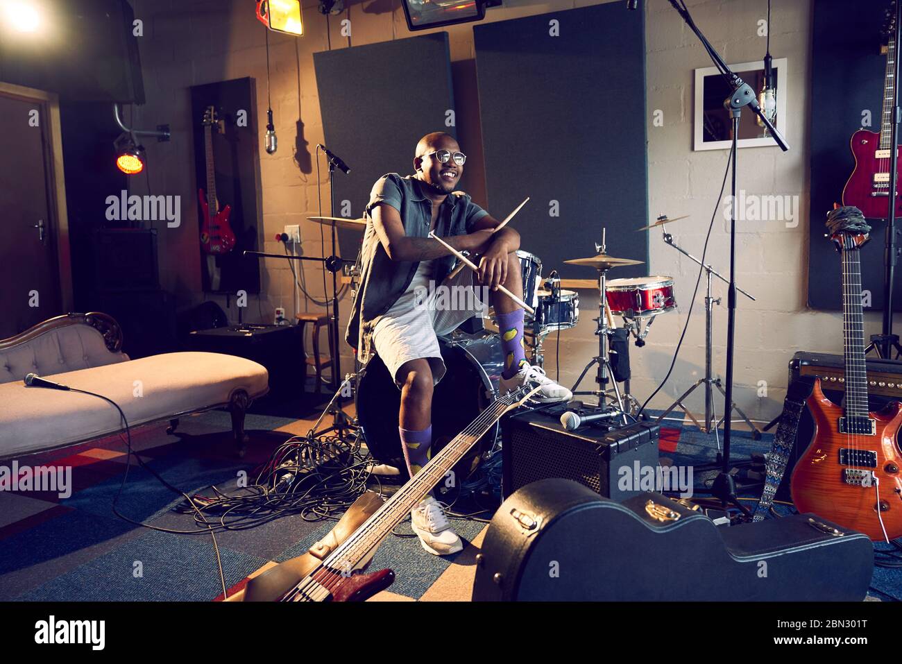 Selbstbewusster männlicher Schlagzeuger im Aufnahmestudio Stockfoto