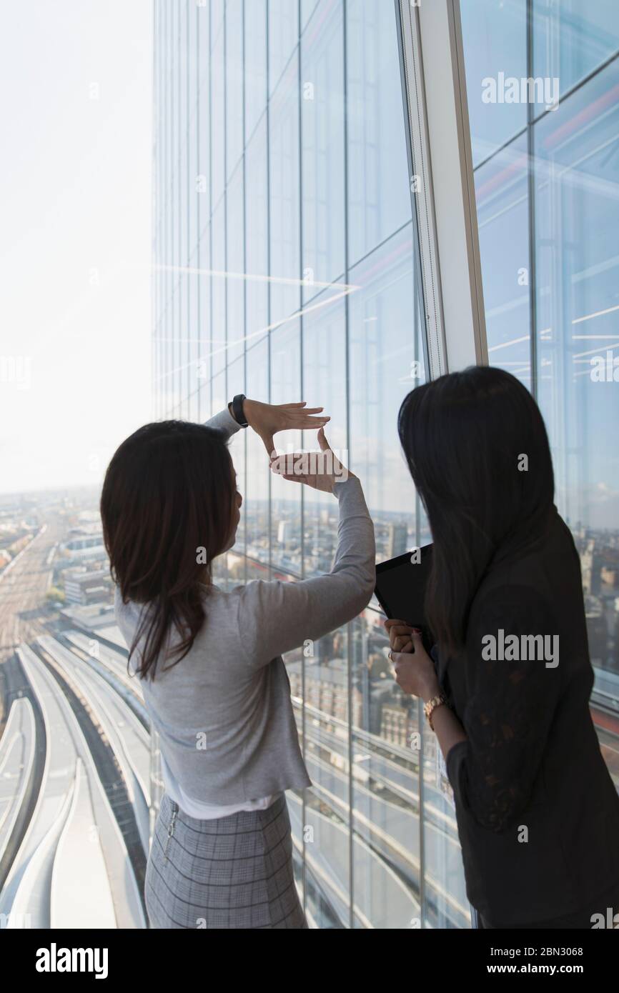 Geschäftsfrauen sprechen am Hochhaus Büro Fenster Stockfoto