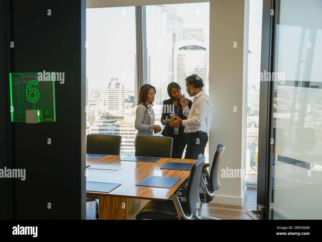 Geschäftsleute sprechen in modernen Konferenzräumen Stockfoto