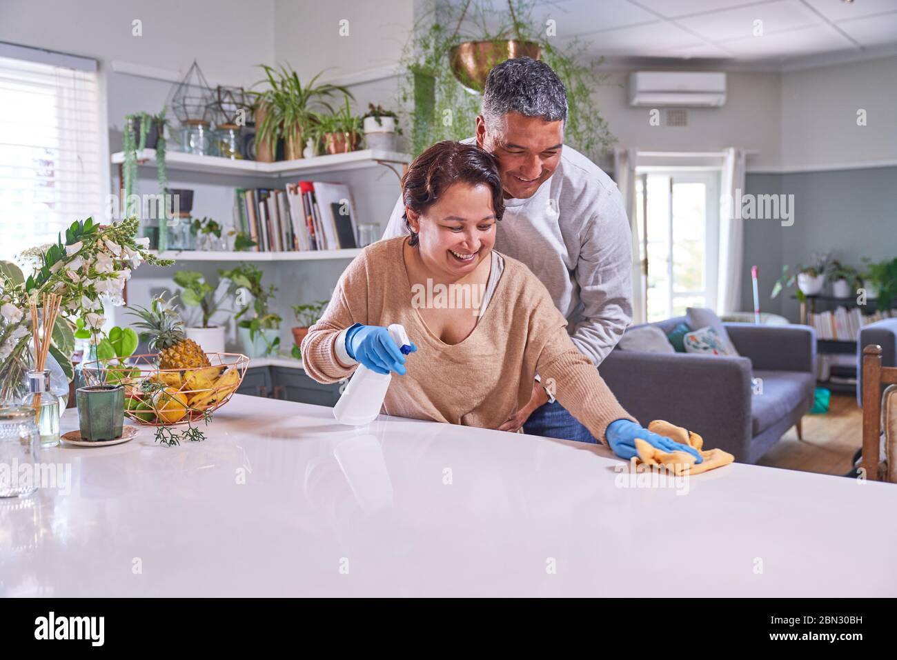 Glücklich liebevoll reifen Paar Reinigung Küche Insel Stockfoto