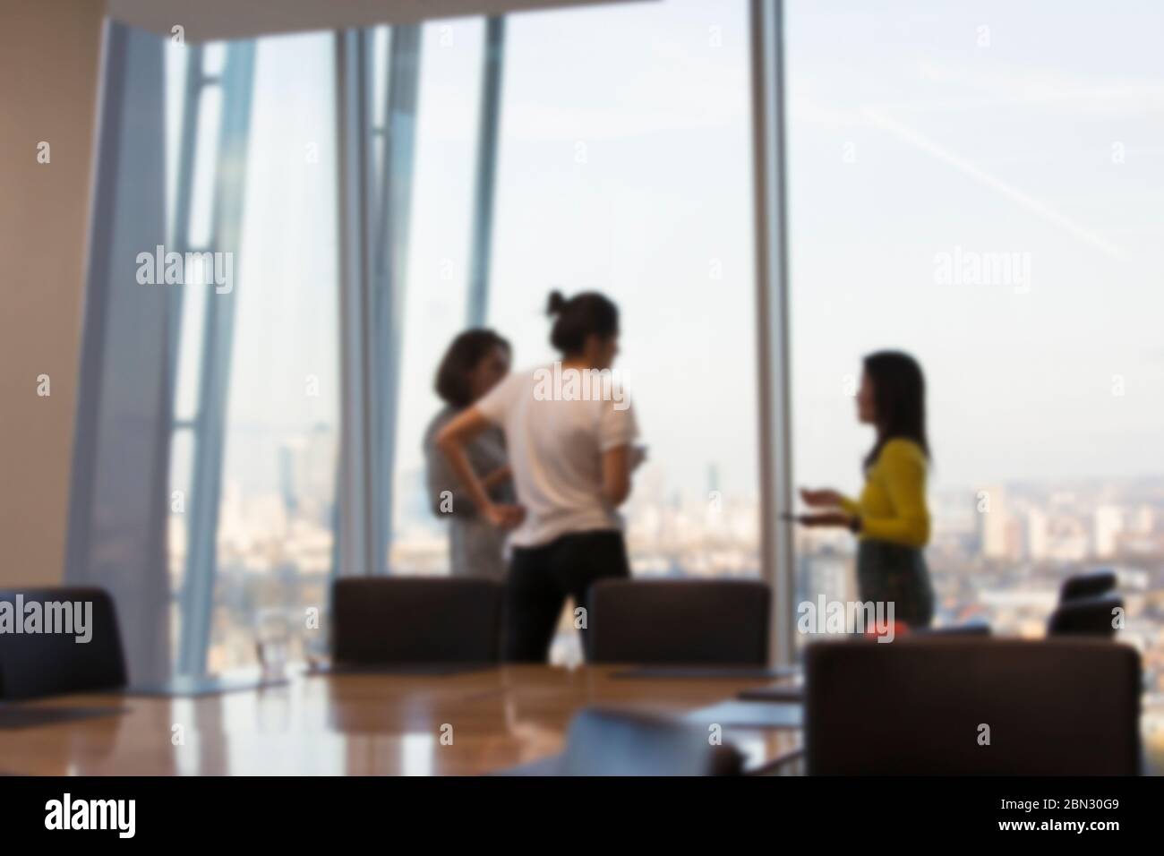 Geschäftsleute sprechen am Fenster des Konferenzraums Stockfoto