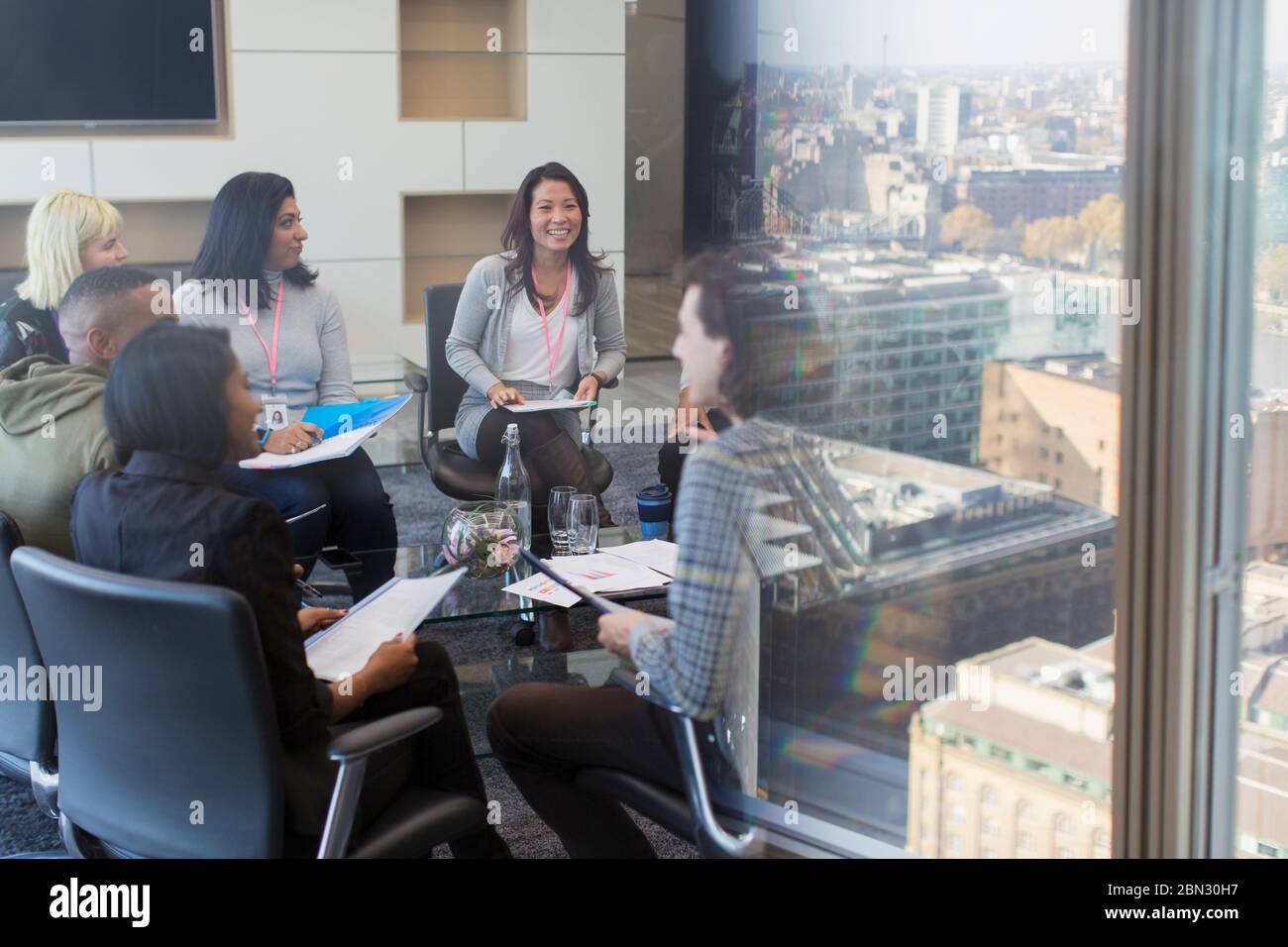 Geschäftsleute sprechen in einem städtischen Konferenzraum Stockfoto