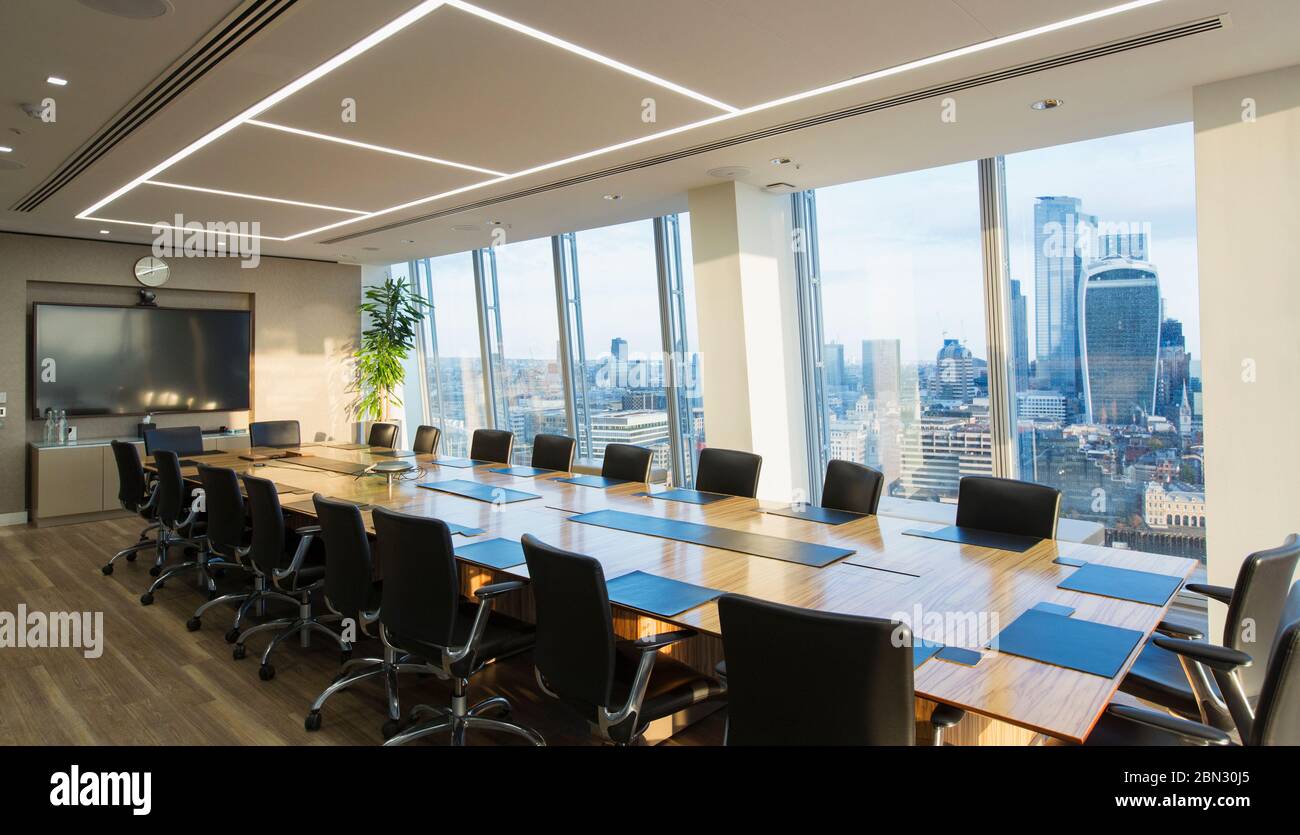 Langer, moderner Konferenztisch mit Blick auf die Stadt Stockfoto
