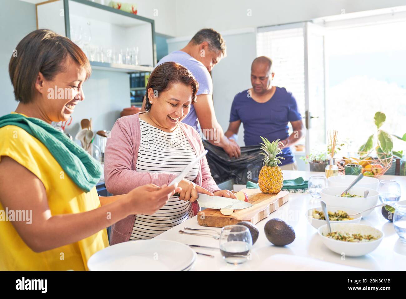 Glücklich reifen paar Freunde Kochen in der Küche Stockfoto