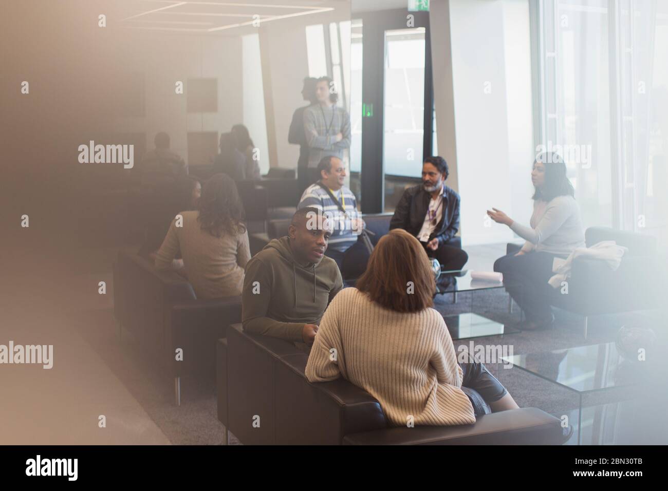 Geschäftsleute, die im Büro sprechen lounge Stockfoto