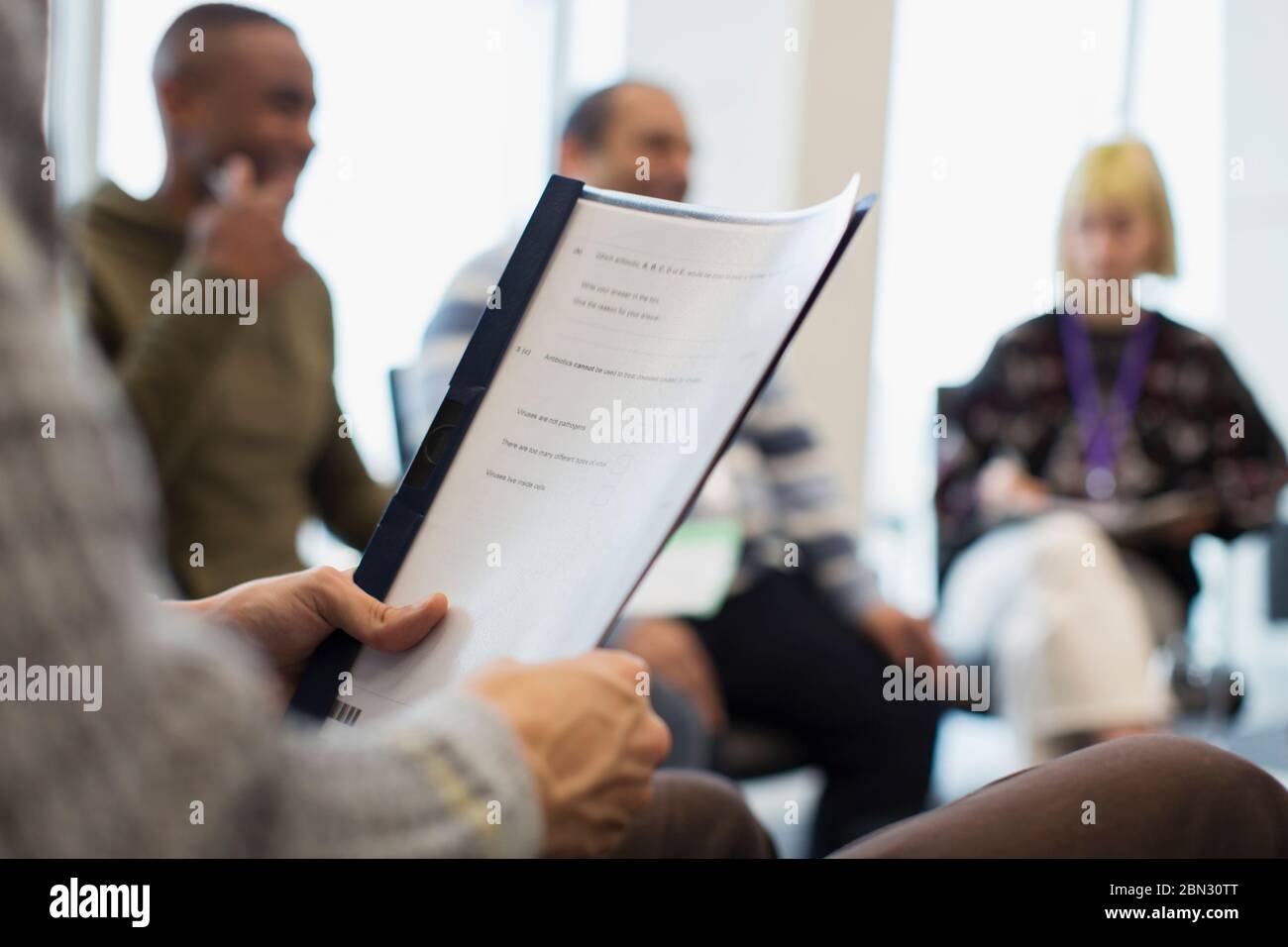 Nahaufnahme Geschäftsmann hält Papierkram in Büro-Meeting Stockfoto