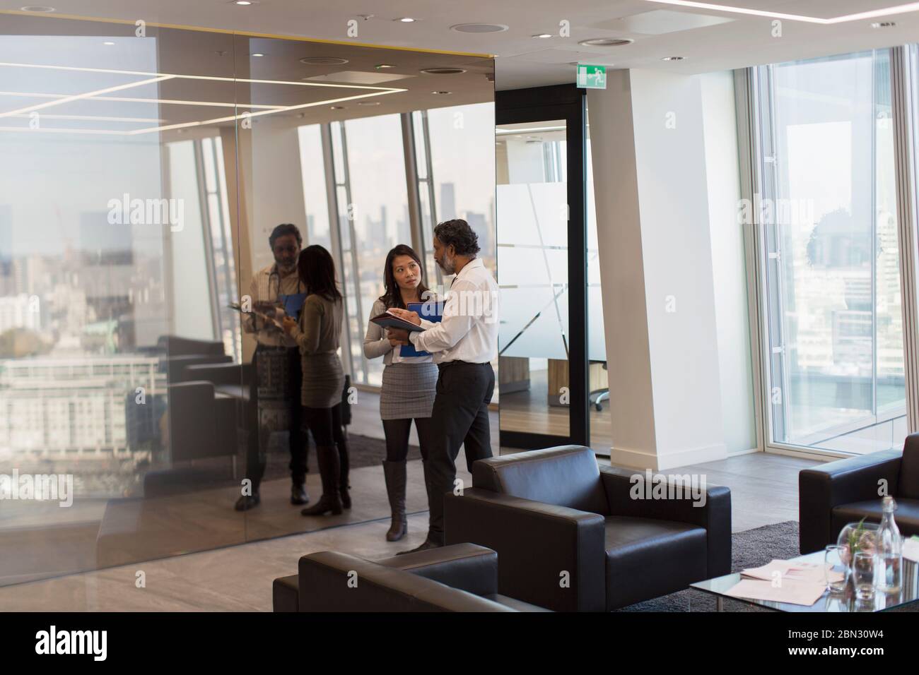 Geschäftsleute im Gespräch im Büro Stockfoto