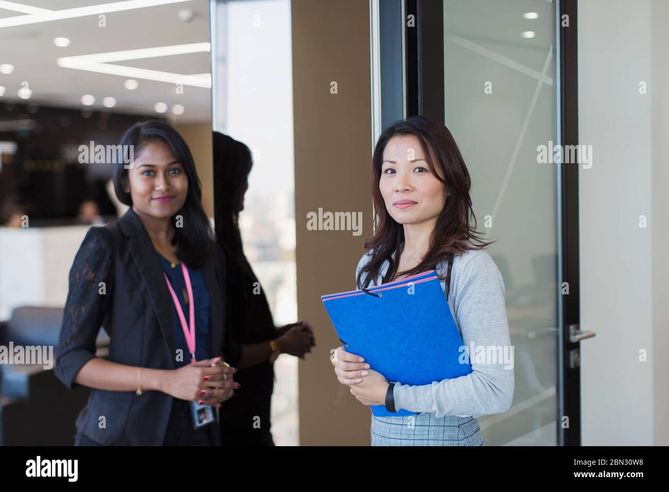 Porträt zuversichtlich Unternehmerinnen im Büro Stockfoto