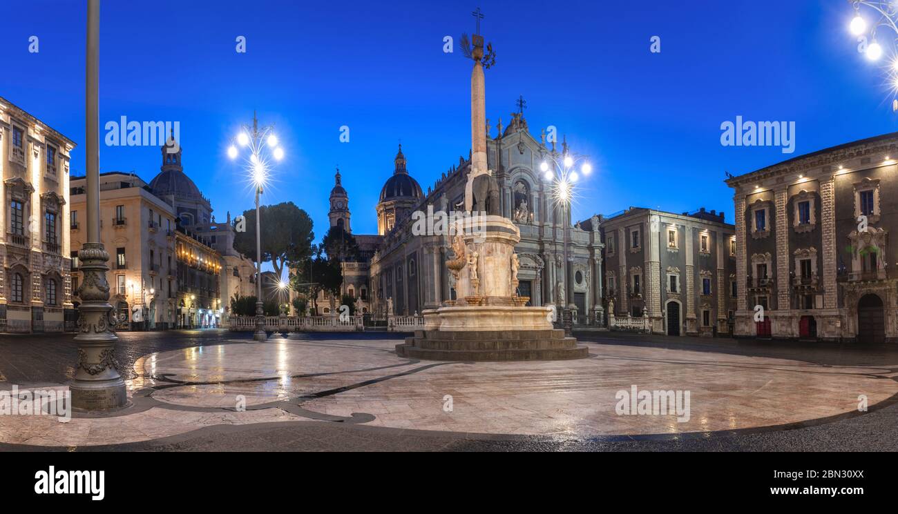 Panoramablick auf Piazza Duomo in Catania mit der Kathedrale Santa Agatha und Liotru, Symbol von Catania, bei Nacht, Sizilien, Stockfoto