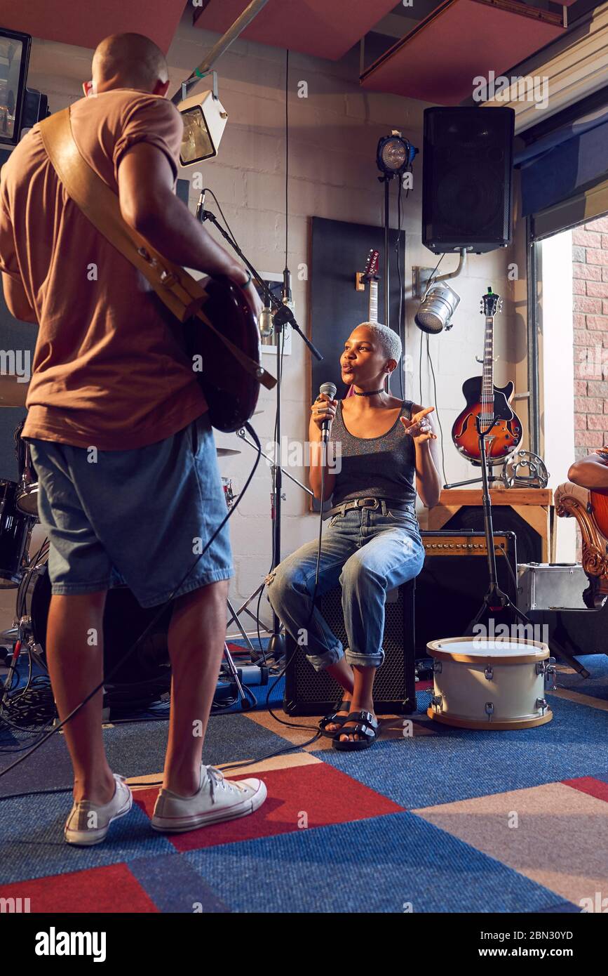 Musiker üben im Aufnahmestudio Stockfoto