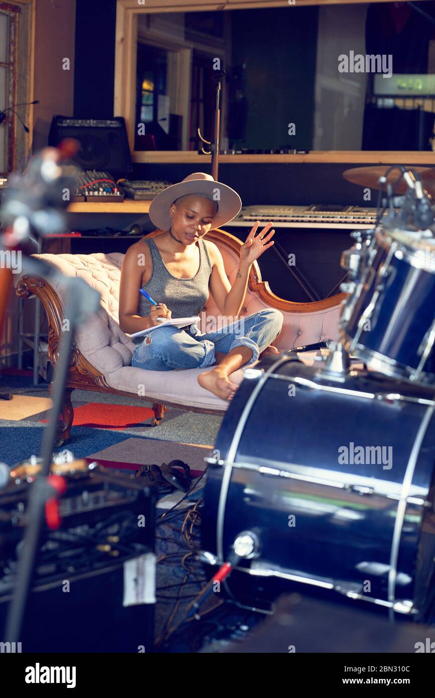 Weibliche Musiker Song schreiben im Aufnahmestudio Stockfoto