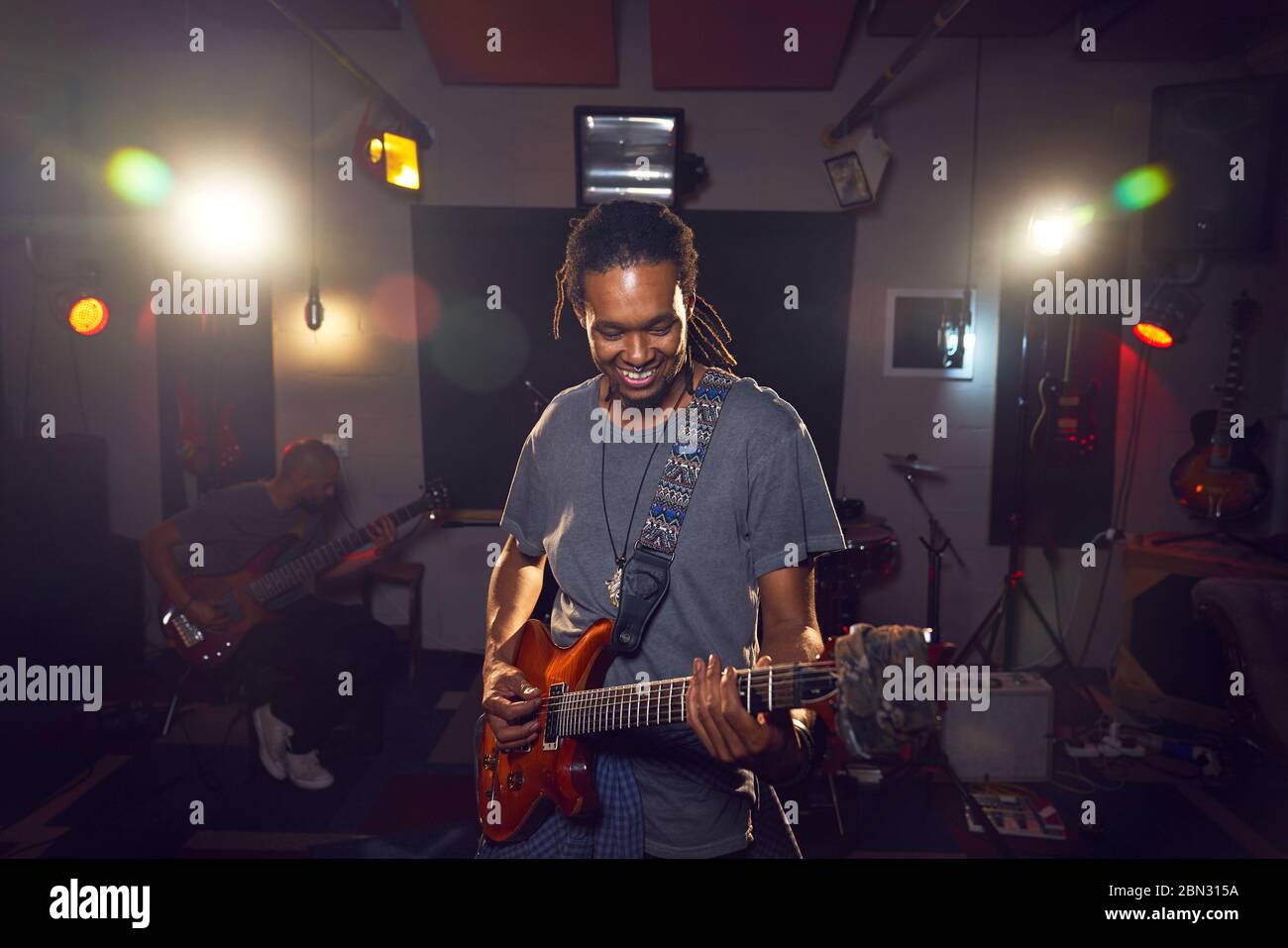 Männlicher Musiker, der Gitarre im Tonstudio spielt Stockfoto