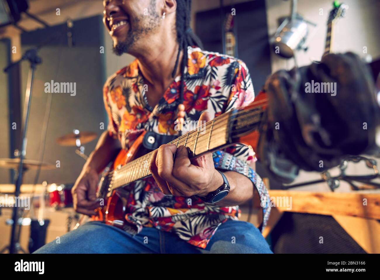Männlicher Musiker spielt E-Gitarre Stockfoto