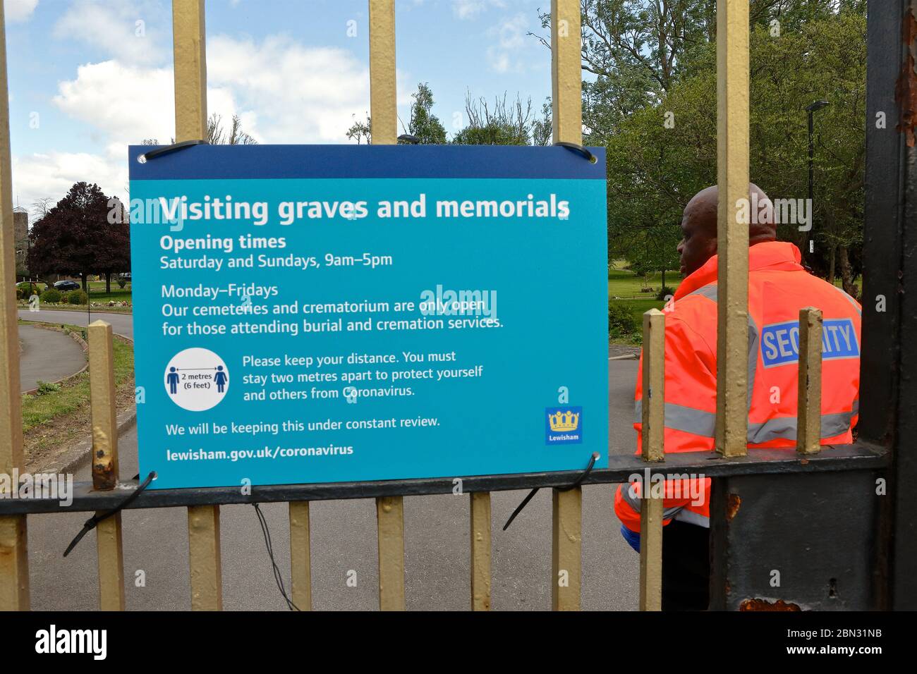 London, Großbritannien. Hier Green Cemetery unter Sicherheit während der Zeit der 2020 covid- 19 Weltkrise. Stockfoto