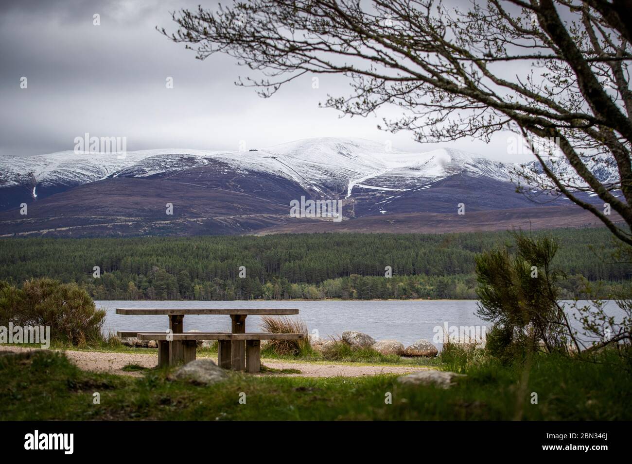 Ein leerer Picknicktisch am Loch Morlich im Cairngorms National Park, nahe Aviemore, nachdem den Menschen gesagt wurde, dass sie nicht nach Schottland reisen sollten, obwohl die Regierung die Lockerungsmaßnahmen in England angekündigt hatte. Stockfoto