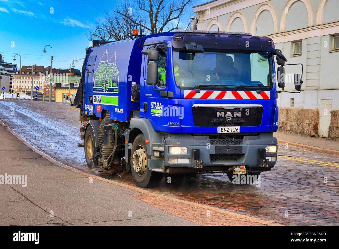 Blue MAN TGM 15.240 Straßenwäscher LKW von Stara, Stadt Helsinki City Construction Services, Waschen Straßen in Helsinki, Finnland. 12.Mai 2020 Stockfoto