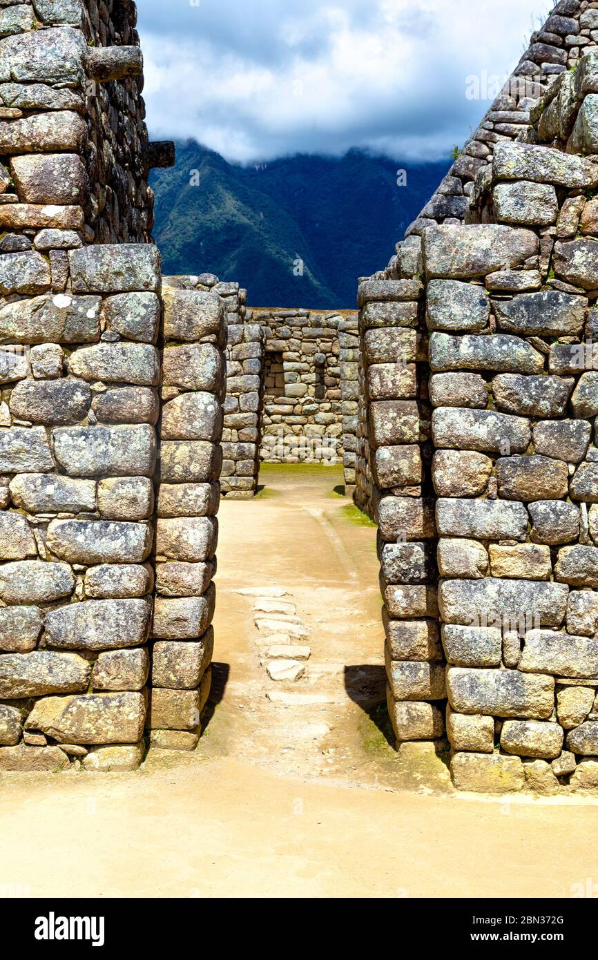 Überreste von Steingebäuden, die von den Inka in der antiken Stadt Machu Picchu, Sacred Valley, Peru gebaut wurden Stockfoto