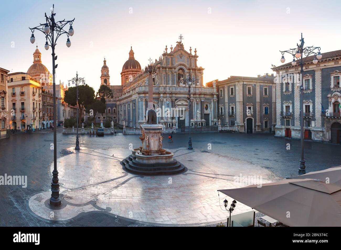 Die erste Sonnenstrahlen auf der Piazza Duomo in Catania und der Kathedrale Santa Agatha und Liotru, Symbol von Catania bei Sonnenaufgang, Sizilien, Stockfoto