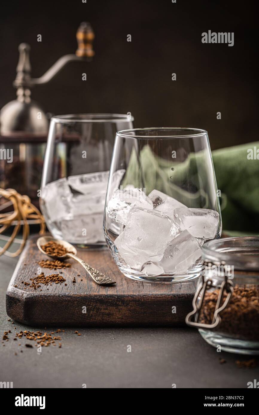 Dalgona Kaffee in Glas Tasse Stockfoto