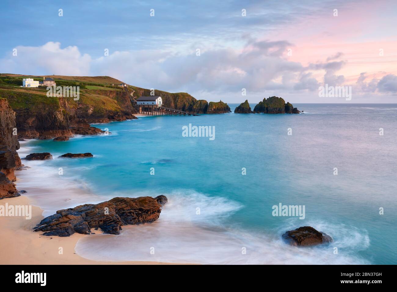 Küste von Nordkorn in Mother Ivey's Bay in der Nähe von Trevose und Harlyn. Die Landzunge beherbergt Padstow Rettungsboot Station Stockfoto