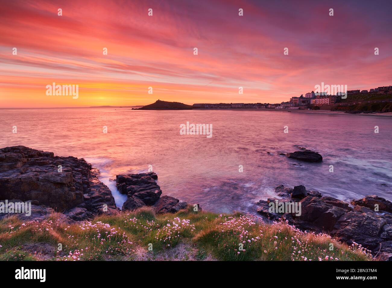 Blick auf den Frühling mit Blick auf den Strand von Porthmeor, St Ives und Cornwall Stockfoto