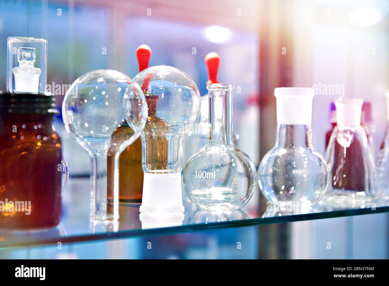 Glaskolben in einem chemischen Labor Stockfoto