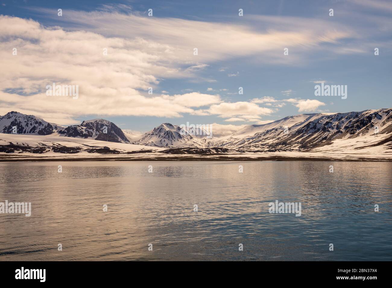 Arktische Landschaft mit schöner Beleuchtung in Spitzbergen Stockfoto