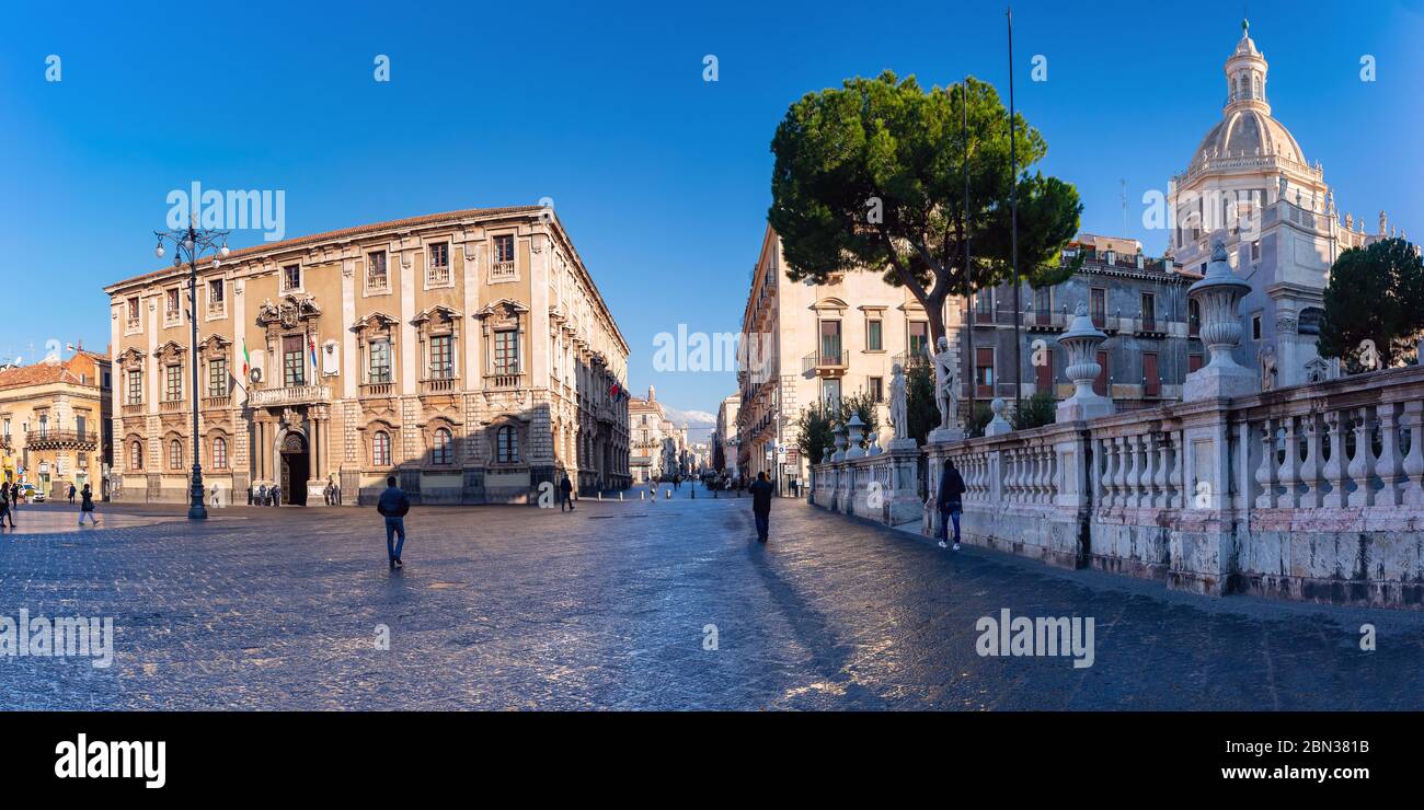Die erste Sonnenstrahlen auf der Via Etnea und Piazza Duomo mit der Kathedrale Santa Agatha und dem Rathaus bei Sonnenaufgang, Catania, Sizilien, Stockfoto