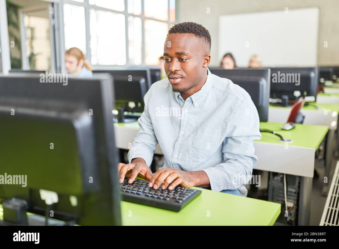 Afrikanischer Student lernt im Computerkurs an der Universität Stockfoto