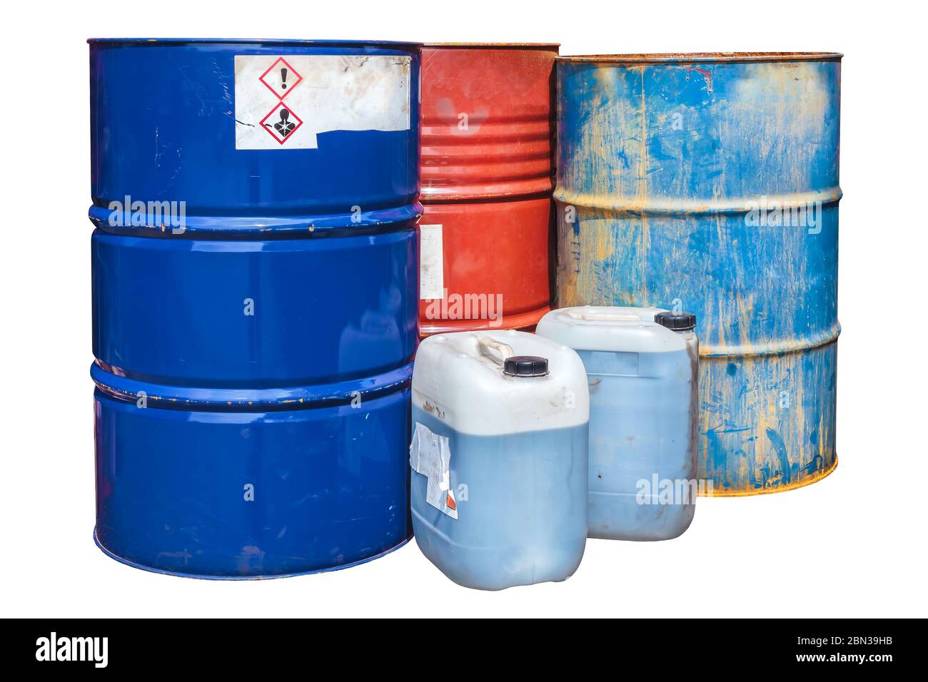 Rostige Fässer mit giftigen Abfällen auf weißem Hintergrund Stockfoto