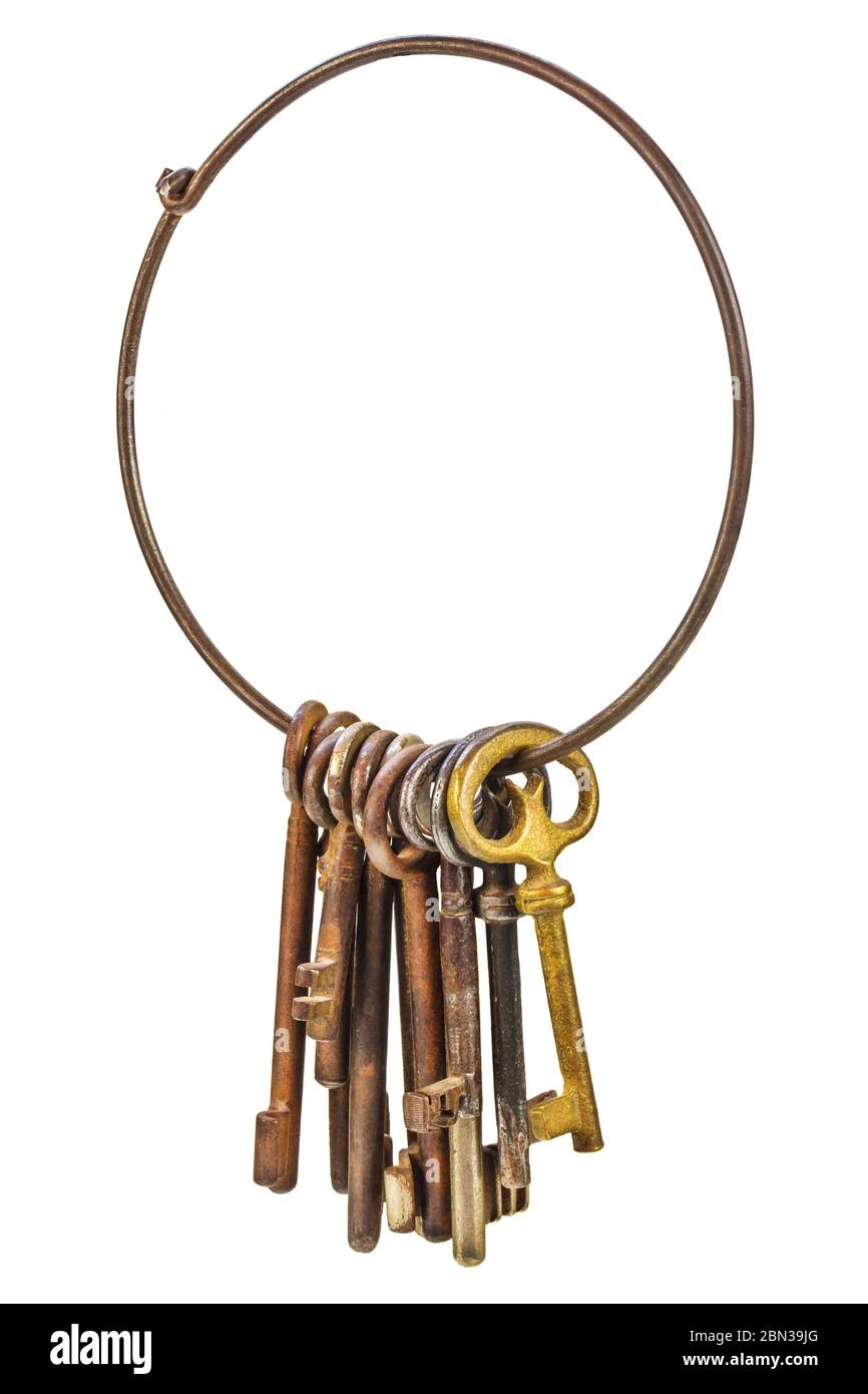 Set von Vintage rostigen Schlüssel hängen an einem Ring isoliert auf einem weißen Hintergrund Stockfoto