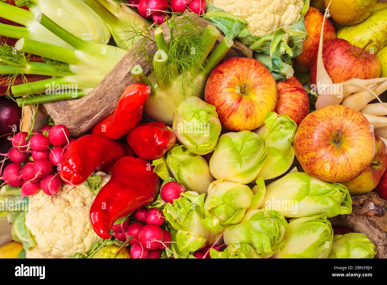 Sammlung von frischen Bio-Lebensmitteln mit Äpfeln, Paprika und anderem Gemüse Stockfoto