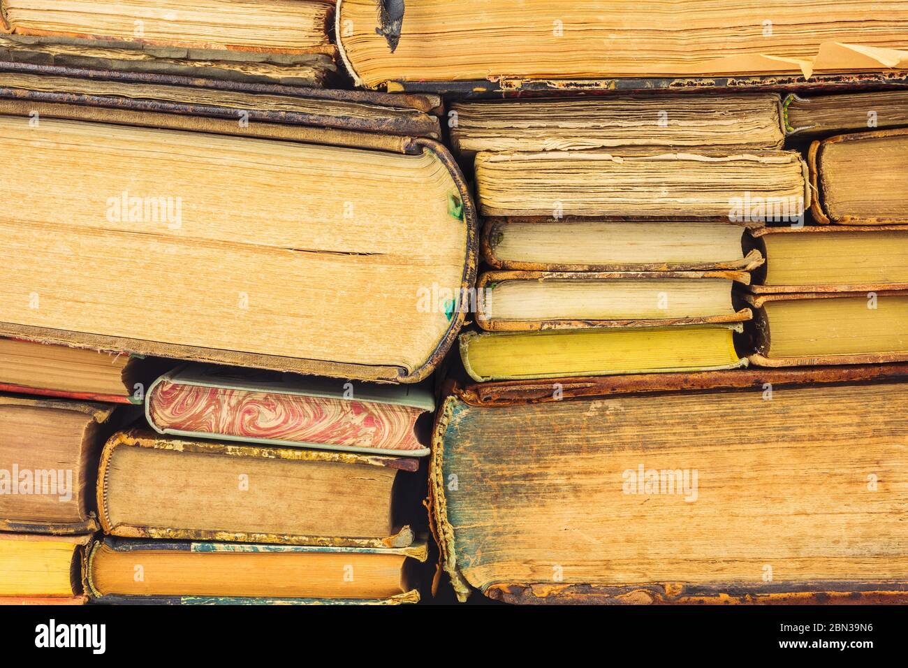 Stapel von alten gebrauchten Büchern in verschiedenen Größen Stockfoto