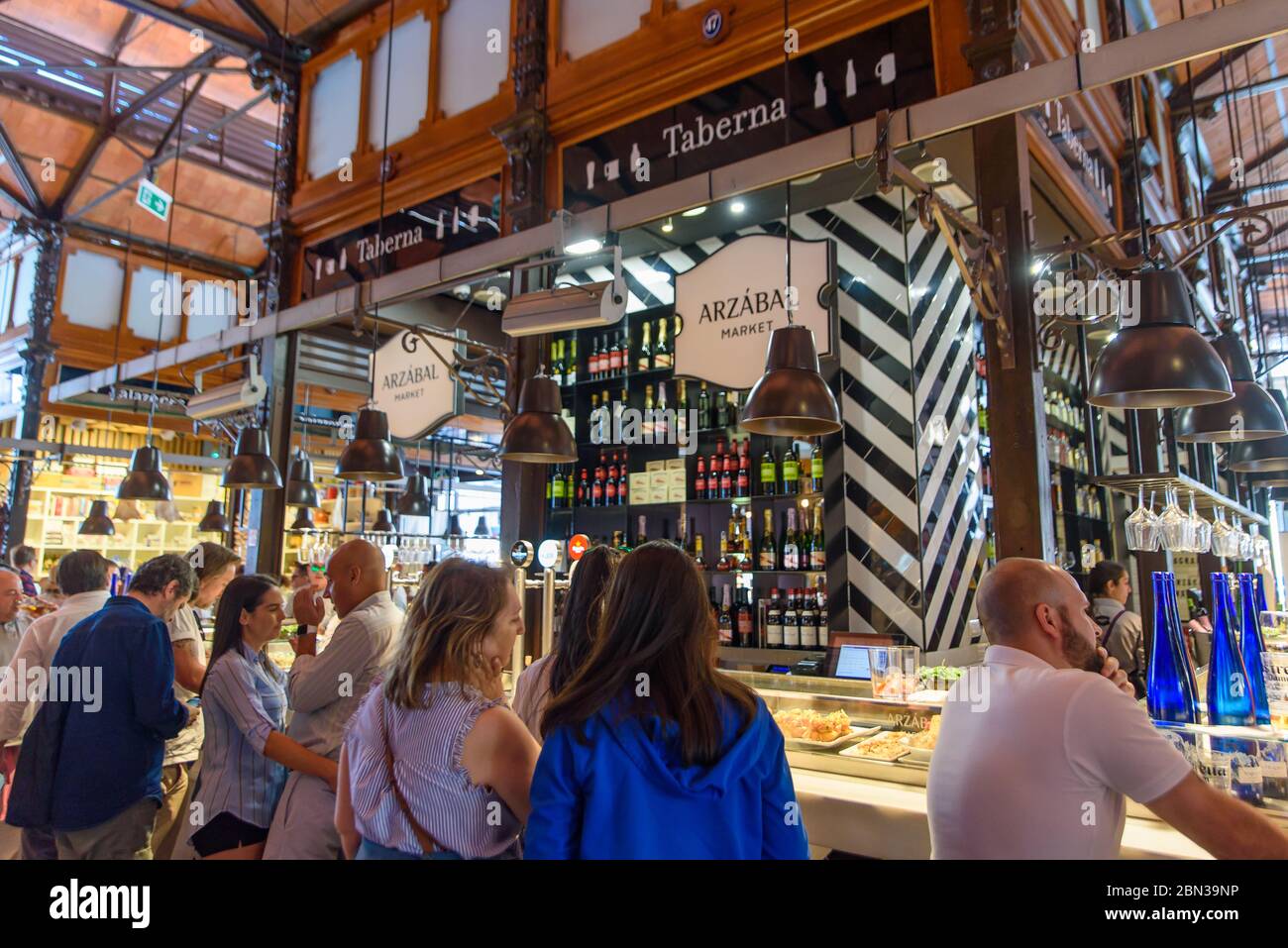 Menschen, die Essen und Einkaufen in Markt von San Miguel in Madrid, Spanien Stockfoto