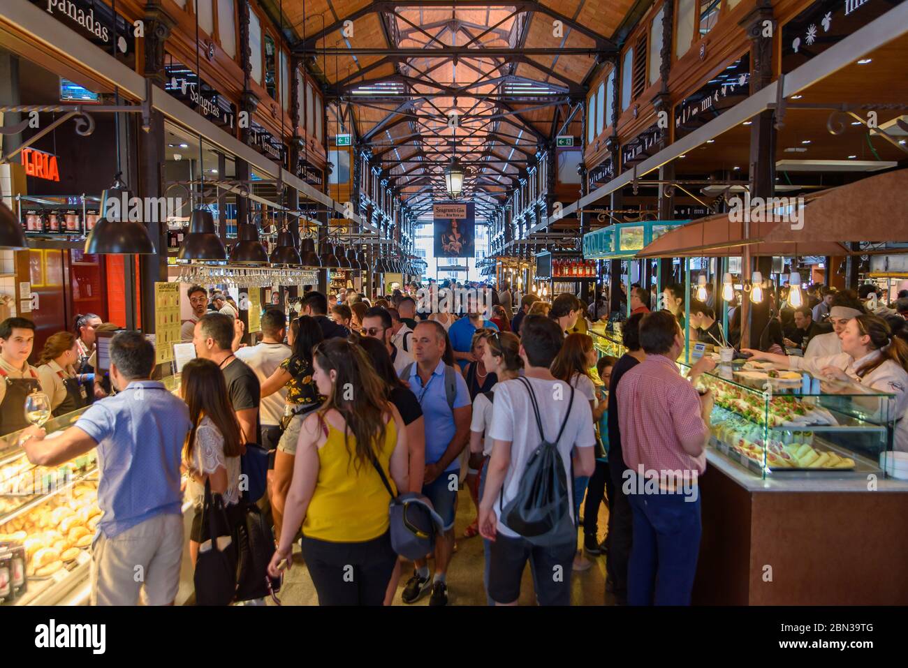 Menschen, die Essen und Einkaufen in Markt von San Miguel in Madrid, Spanien Stockfoto