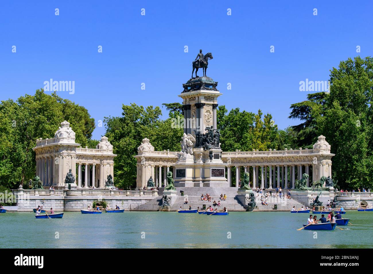 Menschen Ruderboote auf dem Retiro Park See in Madrid, Spanien Stockfoto