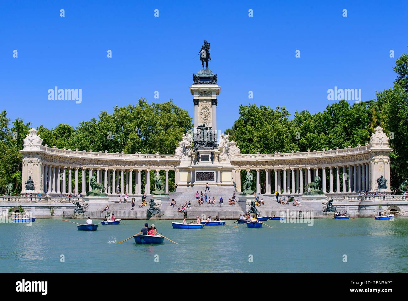 Menschen Ruderboote auf dem Retiro Park See in Madrid, Spanien Stockfoto