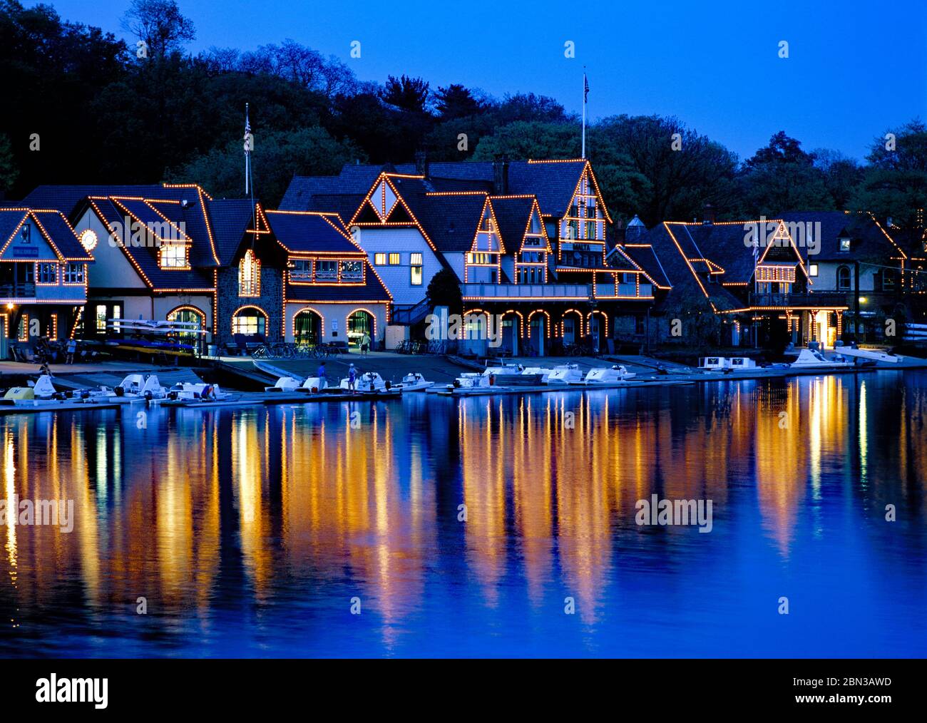 Boathouse Row ist ein historischer Ort in Philadelphia, Pennsylvania, am Ostufer des Schuylkill River. Stockfoto
