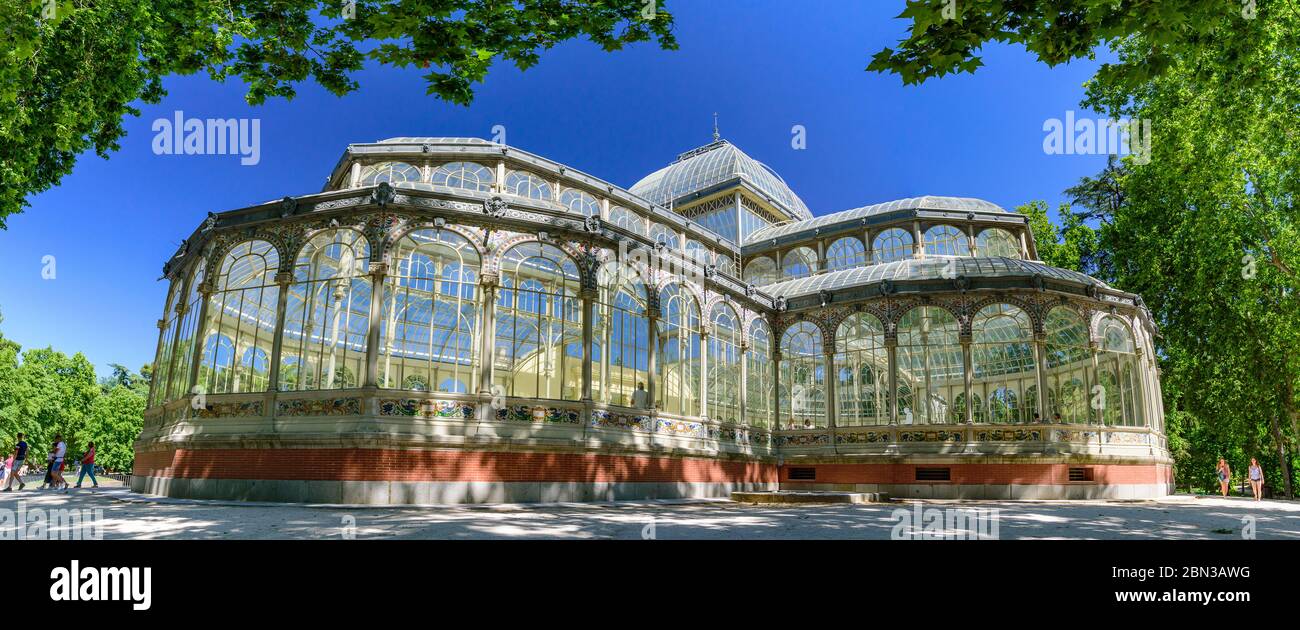 Panorama des Palacio de Cristal (Glaspalast) im Buen Retiro Park in Madrid, Spanien Stockfoto