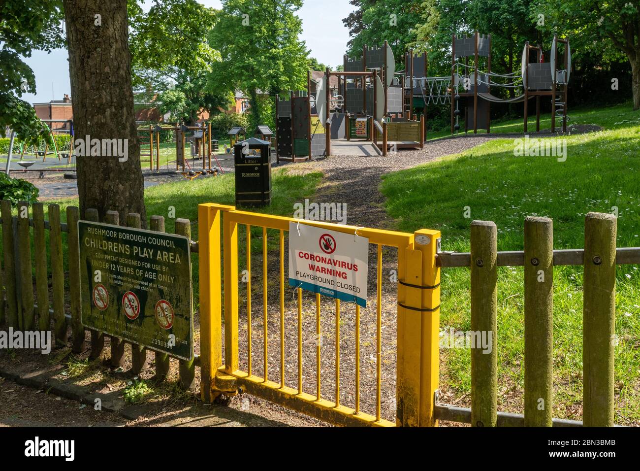 Kinderspielplatz mit geschlossenem Schild aufgrund der Sperrung des Coronavirus Covid-19-Pandemiepandemie im Jahr 2020, Großbritannien Stockfoto