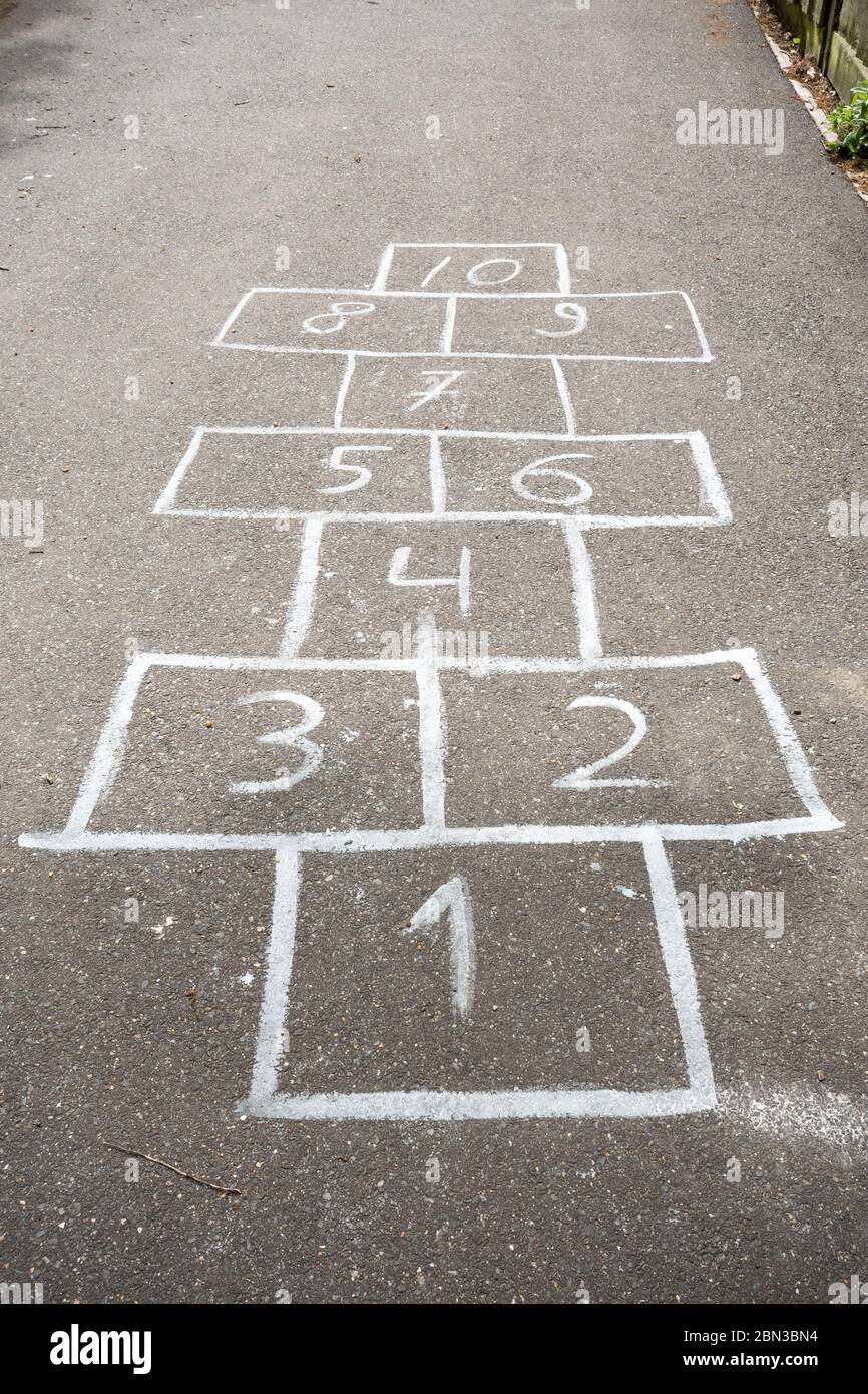 Hopscotch Gericht markiert in Kreide auf dem Bürgersteig, altmodische Kinderspiele, Großbritannien Stockfoto