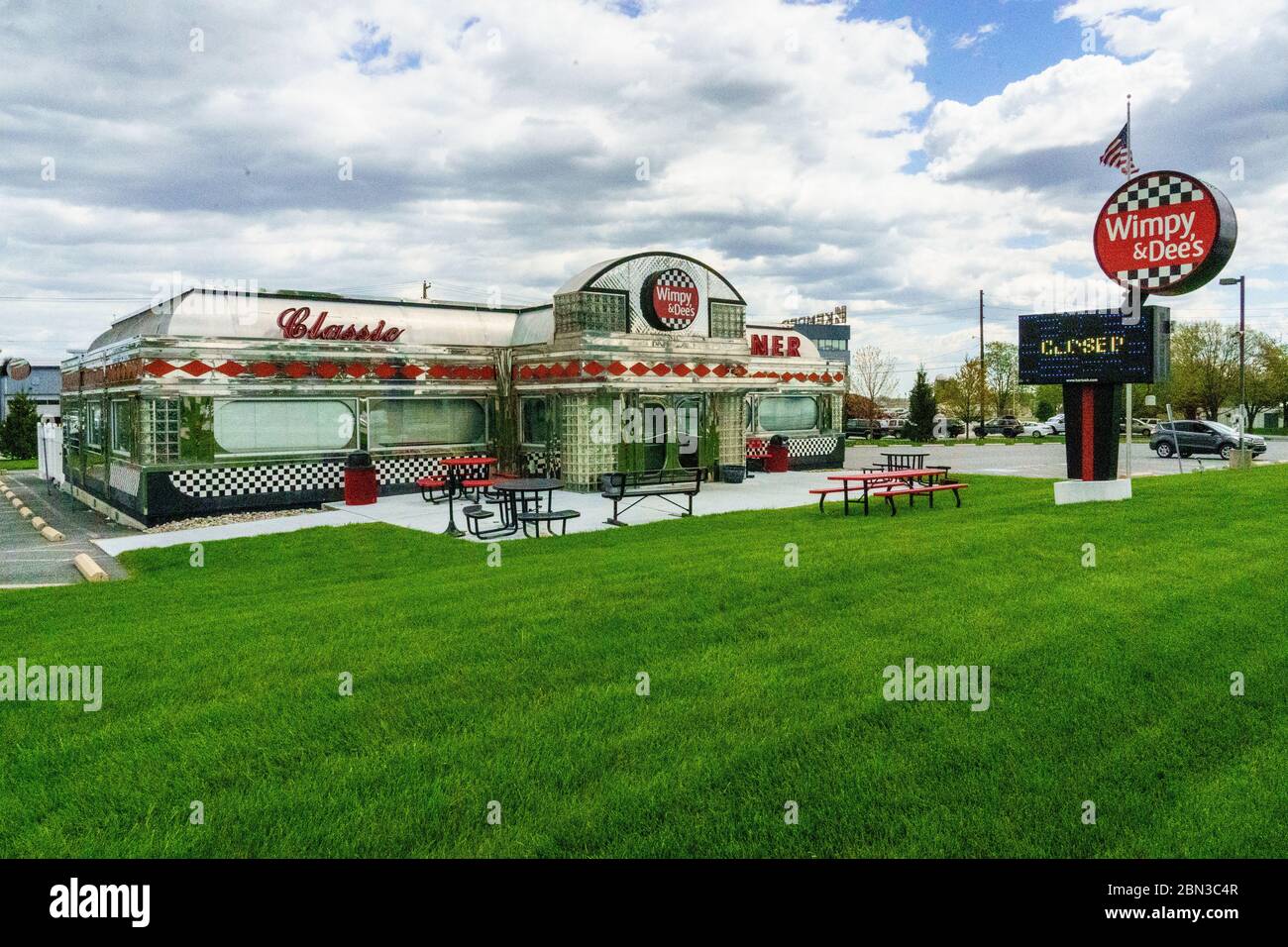 Honey Brook, PA / USA - 4. Mai 2020: Wimpy & Dee's Classic Style Diner ist in Chester County, Pennsylvania, geschlossen. Stockfoto