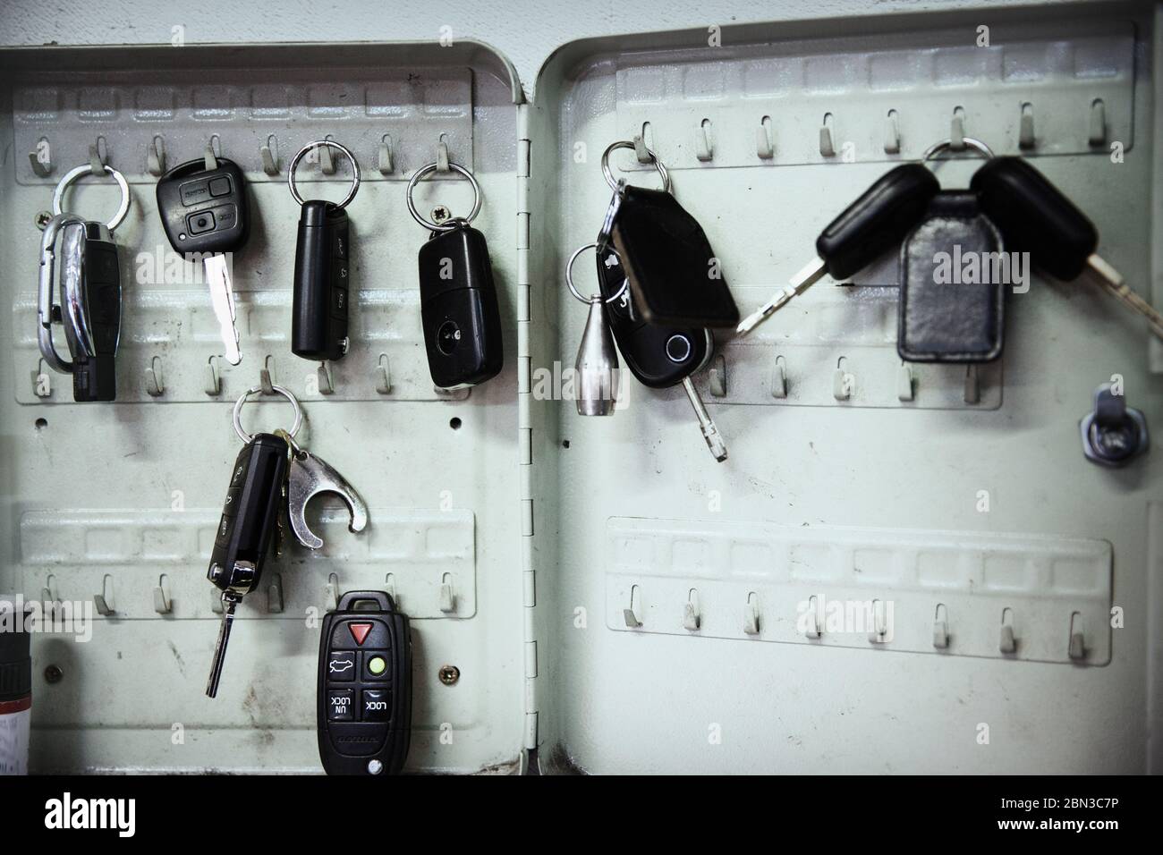 Schlüssel an Haken in der Autowerkstatt Stockfoto